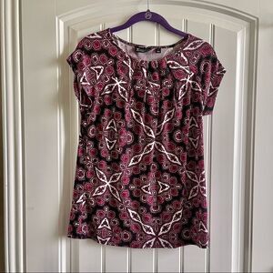 2/$16 New York & Company Black w/Burgundy Print Short Sleeve Blouse; SZ S; EUC